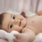 Spécialiste du sommeil – bébé reposé et souriant